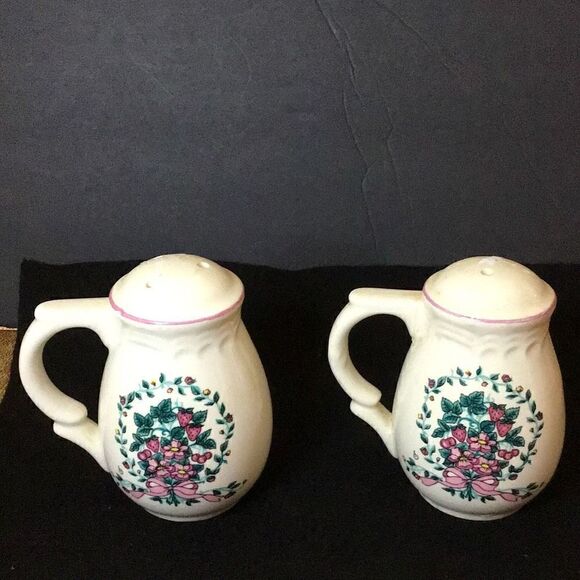 Beautiful vintage Berry, vine, and bouquet, salt, and pepper shakers ￼￼ - Picture 1 of 6